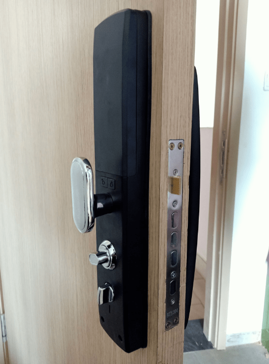 Khoá cửa vân tay - Khoá mã số PHGLock FP6060 lắp đặt trên nhiều loại cửa