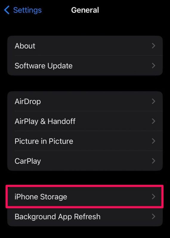 Trang Cài đặt chung trong ứng dụng Cài đặt trên iPhone, với tùy chọn “Bộ nhớ iPhone” được làm nổi bật.