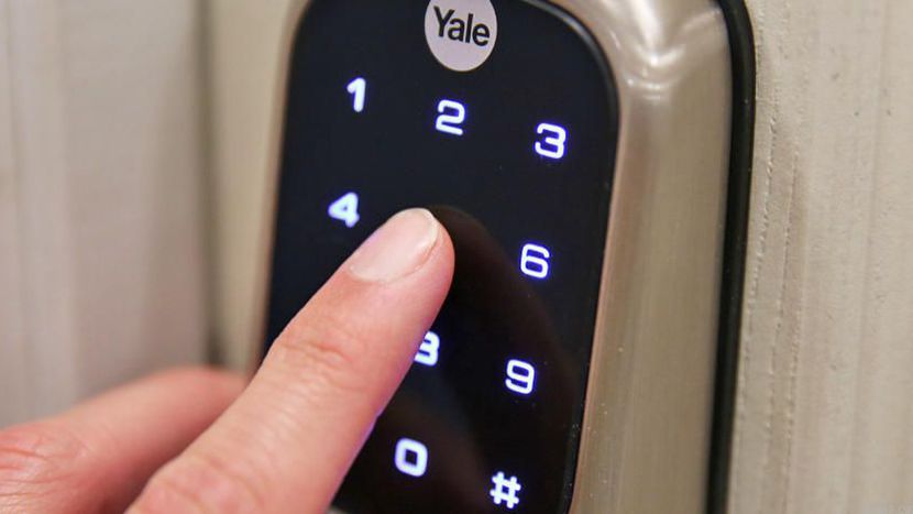 Khóa điện tử Yale có chức năng mã số chủ