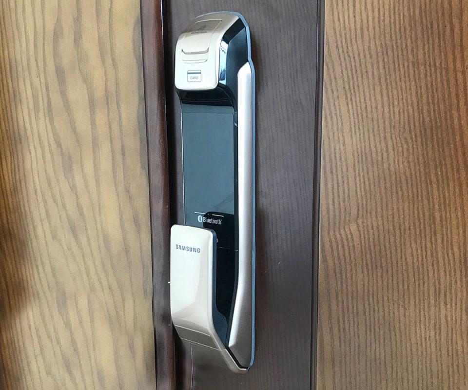 kiểm tra các thông số kỹ thuật của cánh cửa khi lắp khóa
