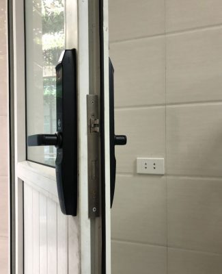 Giá ổ khóa cửa nhôm hiện tại là bao nhiêu? Cập nhật bảng giá khóa vân tay cửa nhôm 2023