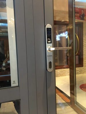 Khóa vân tay cửa nhôm xingfa chống nước: Những điều bạn cần biết