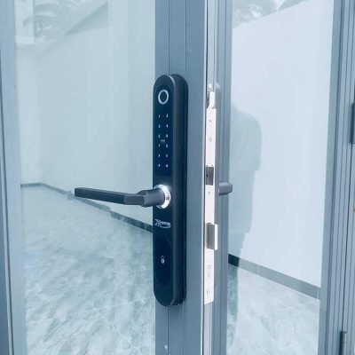 lắp khóa vân tay cho cửa nhôm